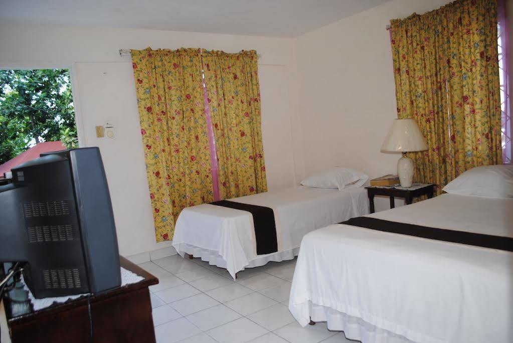Palm Bay Guest House & Restaurant Montego Bay Kültér fotó